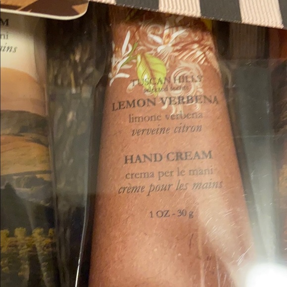 Lotion set with basket - Picture 6 of 8